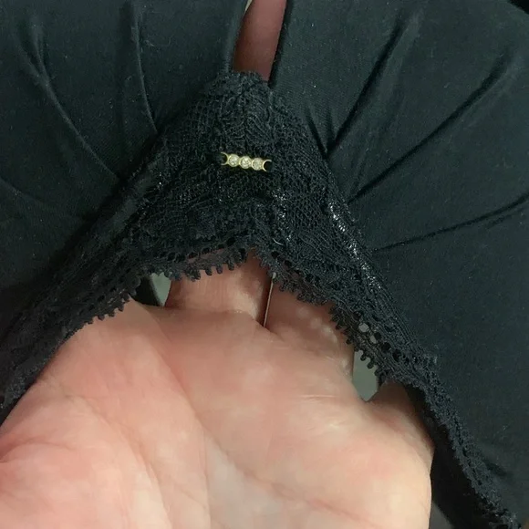 Chic Black Lace Strapless Bra - Picture 2 of 5